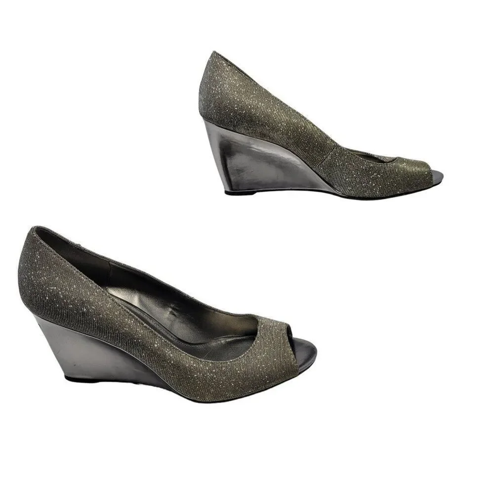 Bandolino Womens BDTufflove Wedge 11 Heel Metallic Silver Sparkle Peep Toe Glam‎